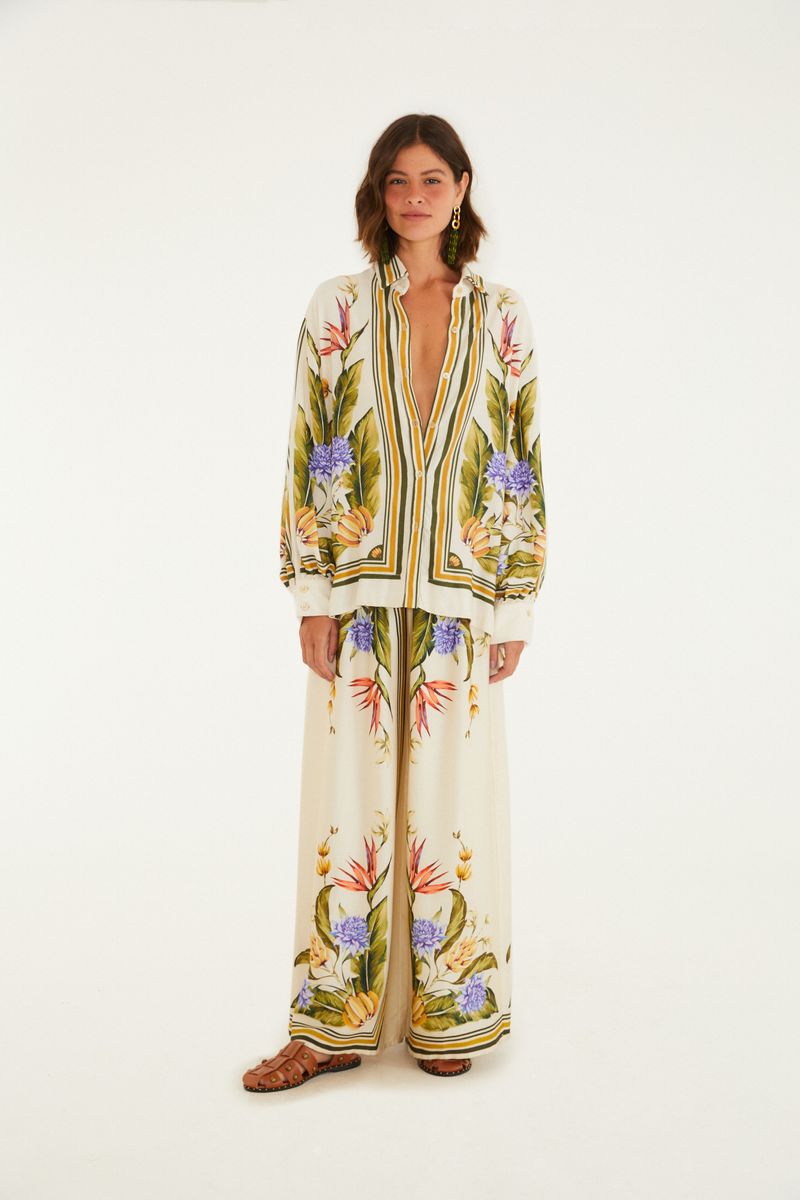 Conjunto tropical con camisa y pantalón estampados, visual completo.