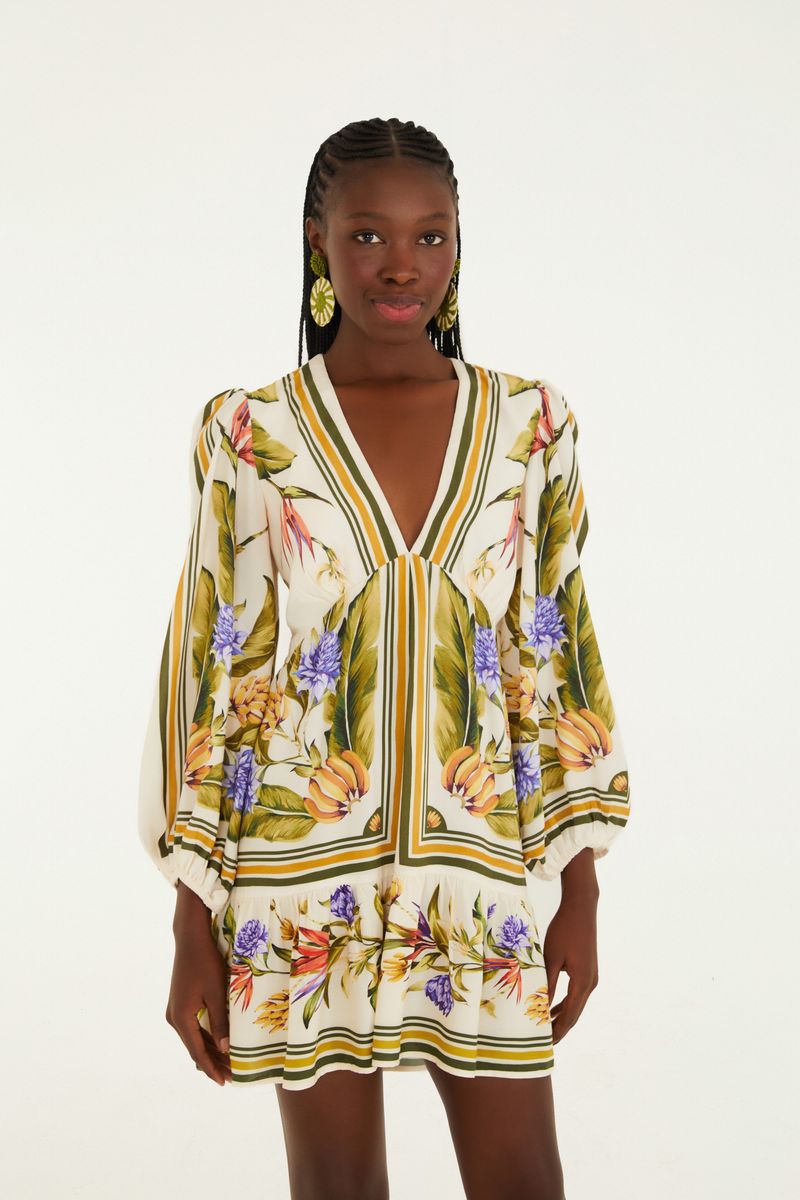 Detalle del vestido mostrando el escote en V y el estampado tropical.