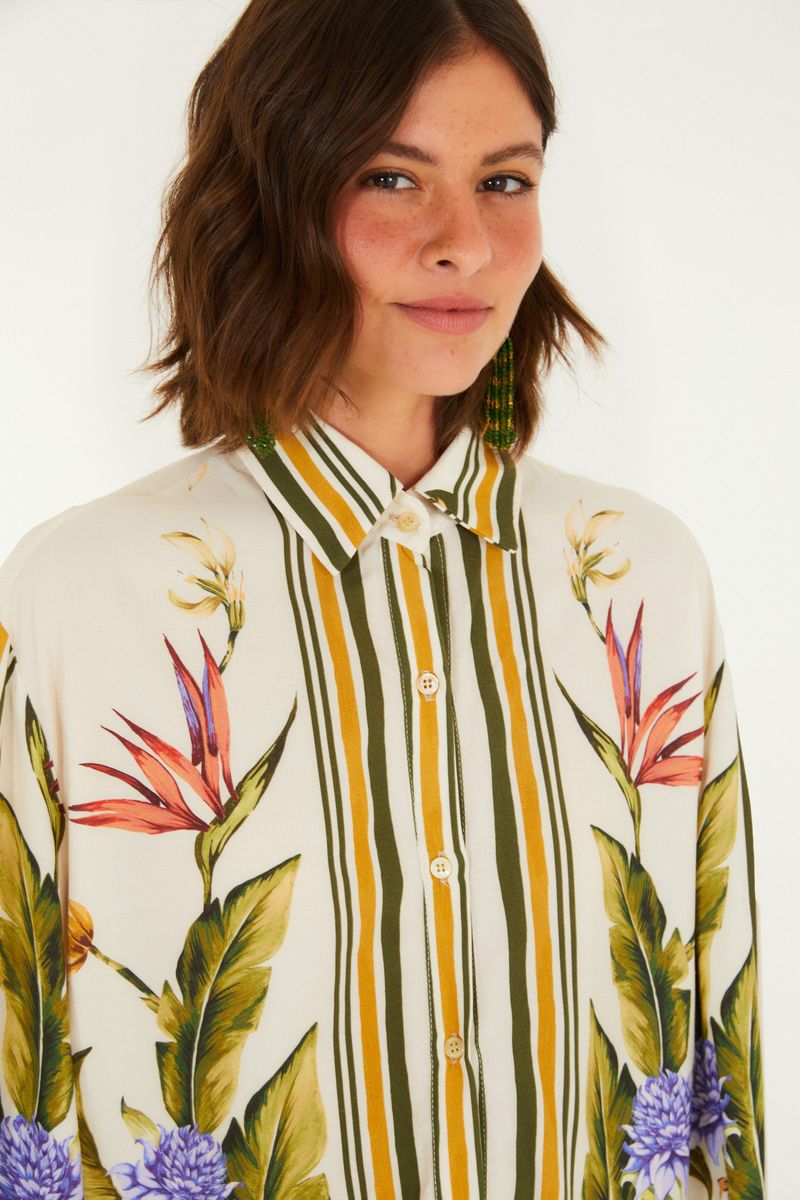 Detalle del cuello y estampado botánico de la camisa tropical.