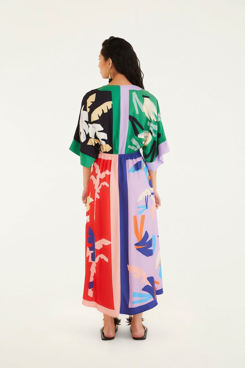 Vestido cropped con estampado vibrante, visto de espaldas.