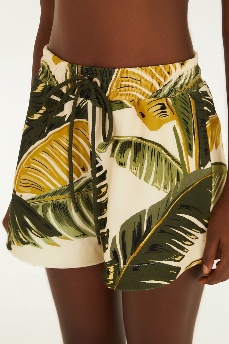 Detalle del short con estampado botánico y elementos de follaje.