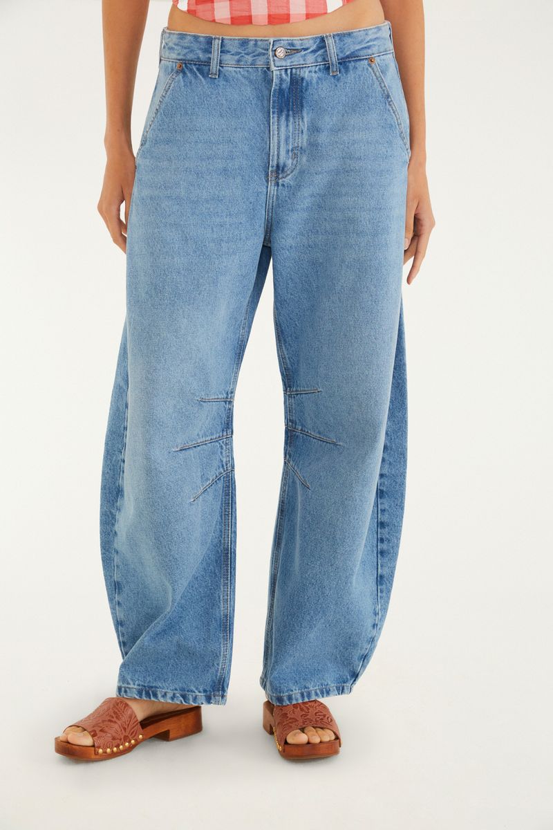Jean estilo barrel con pliegues en la rodilla, vista frontal.