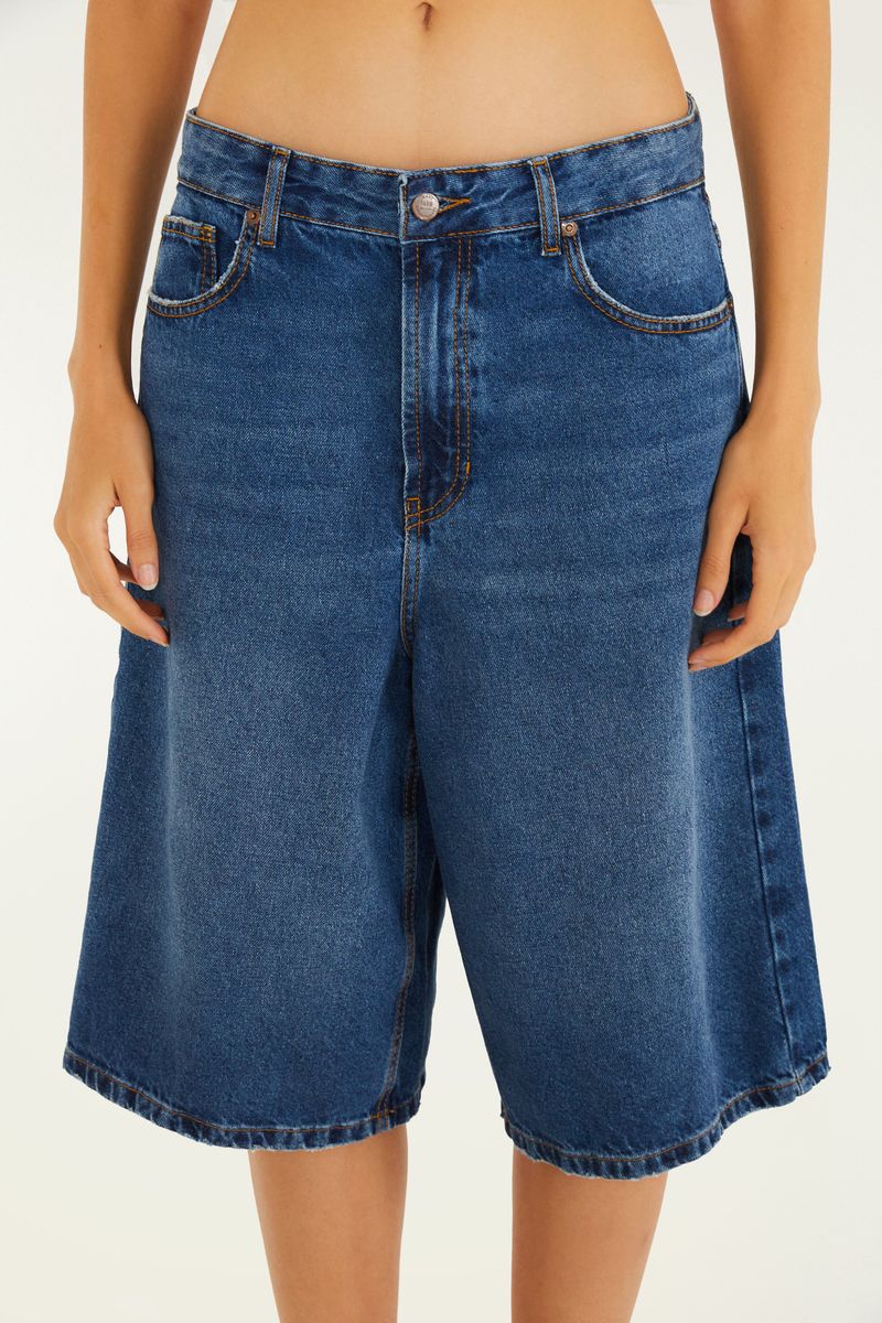 Imagen mostrando la parte frontal del Bermuda Jeans Boyfriend, destacando el diseño casual y confortable.