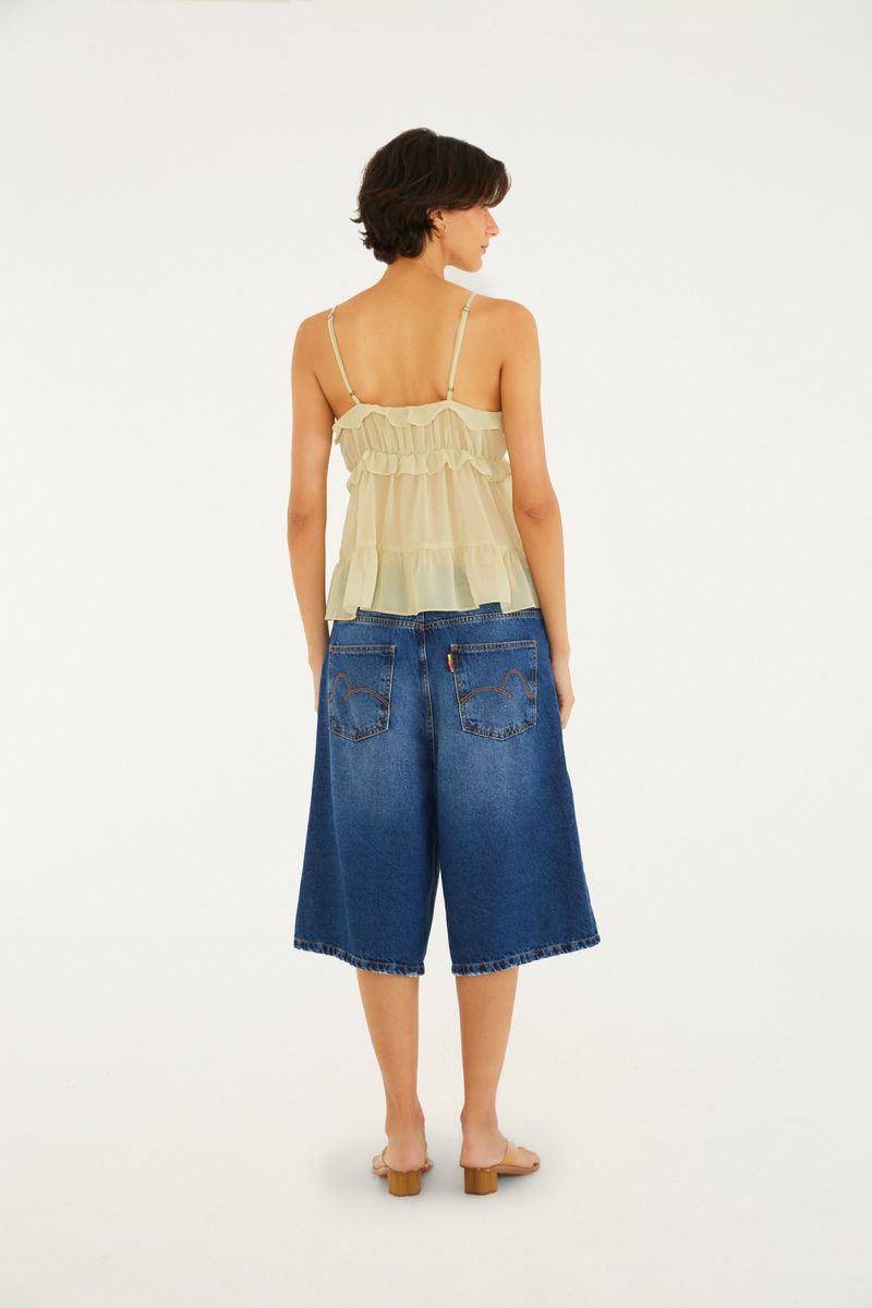 Imagen mostrando la parte trasera del Bermuda Jeans Boyfriend, destacando los bolsillos y el acabado.