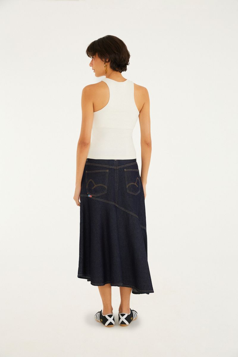 Vista trasera de la falda midi de mezclilla mullet diagonal con bolsillos.