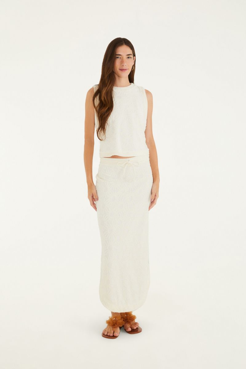 Conjunto de regata atoalhada blanca y falda larga combinada, mostrando el look completo.