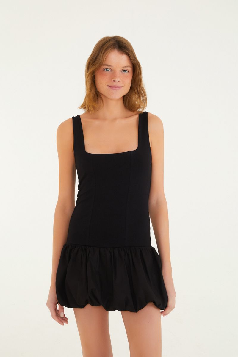 Detalle del escote cuadrado del vestido mini balone negro.