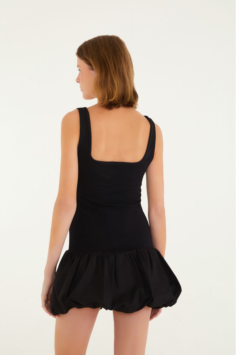 Close-up de la barra balone del vestido mini balone negro.