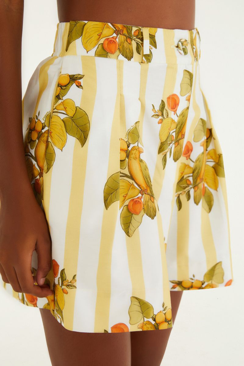 Detalle de la cintura elástica de los pantalones cortos estampados.