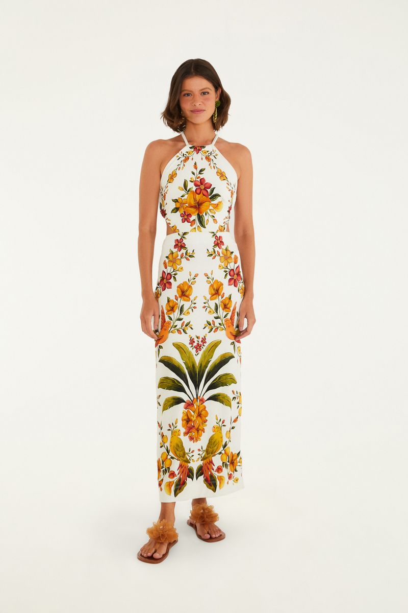 Vestido midi con estampado floral vibrante, tirantes finos y escote halter, visto desde el frente.