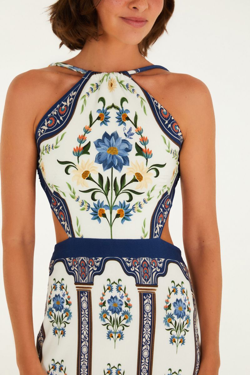Detalle del corsé del vestido midi con estampado floral.