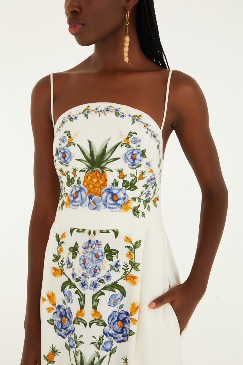 Detalle del corsé del vestido midi sin tiras con estampado floral y de piña.