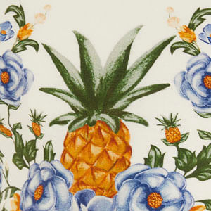 Primer plano del estampado floral y de piña del vestido midi sin tiras.