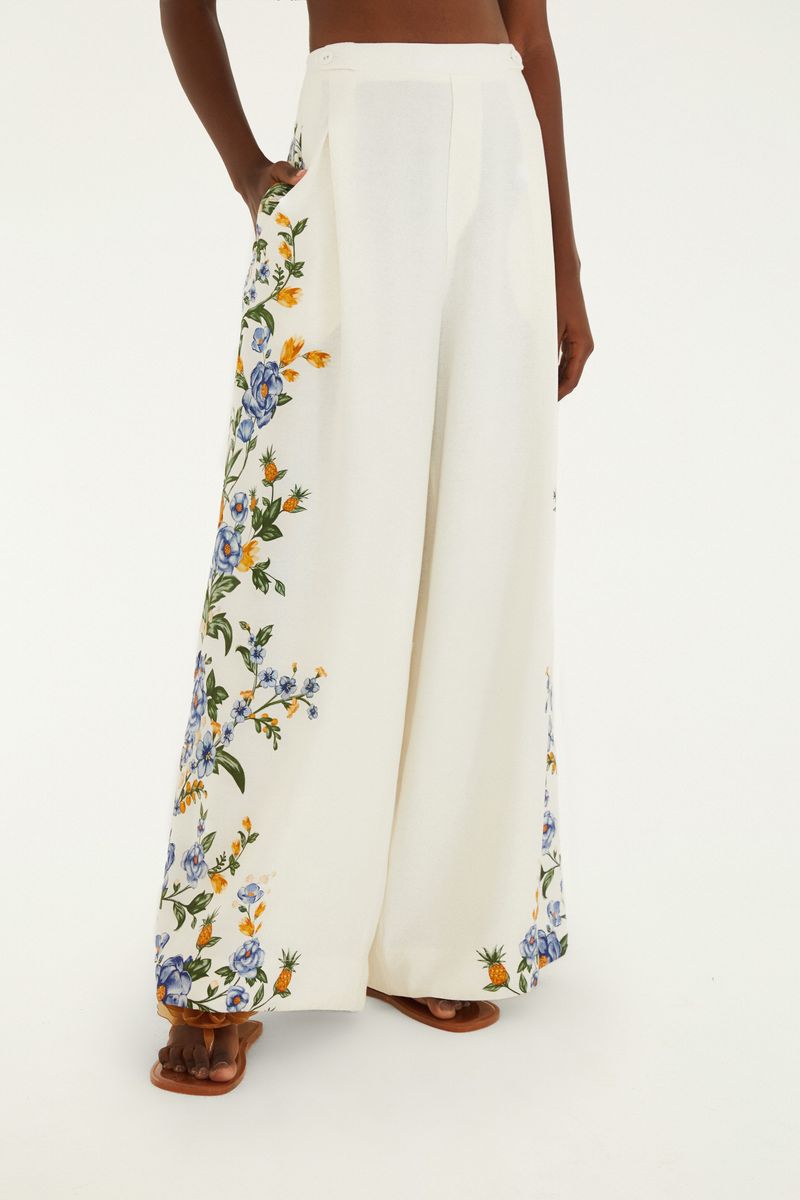 Imagen de un pantalón recto floral Penelope visto de lado, mostrando detalles del estampado floral.