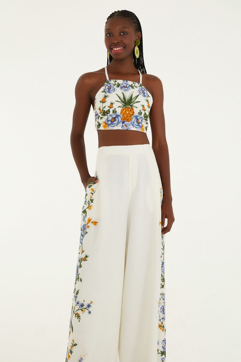 Imagen de un pantalón recto floral Penelope visto de espaldas, destacando el diseño y el estampado.