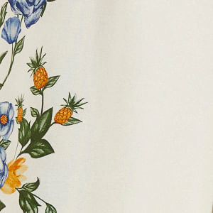 Imagen de un pantalón recto floral Penelope con un acercamiento al estampado floral, mostrando los elementos botánicos.