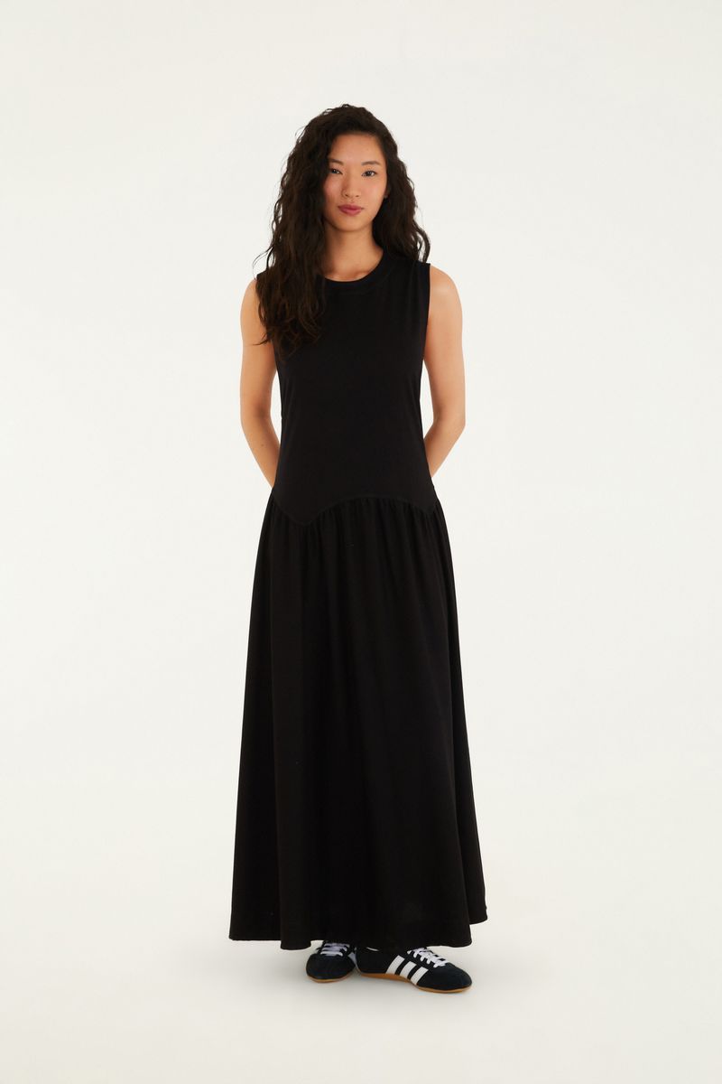 Vestido regata cropped negro visto de frente, con diseño elegante y largo.