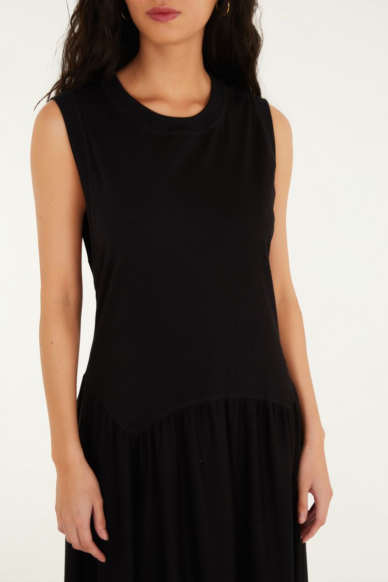 Vestido regata cropped negro visto de cerca, mostrando detalles de la tela y el acabado.