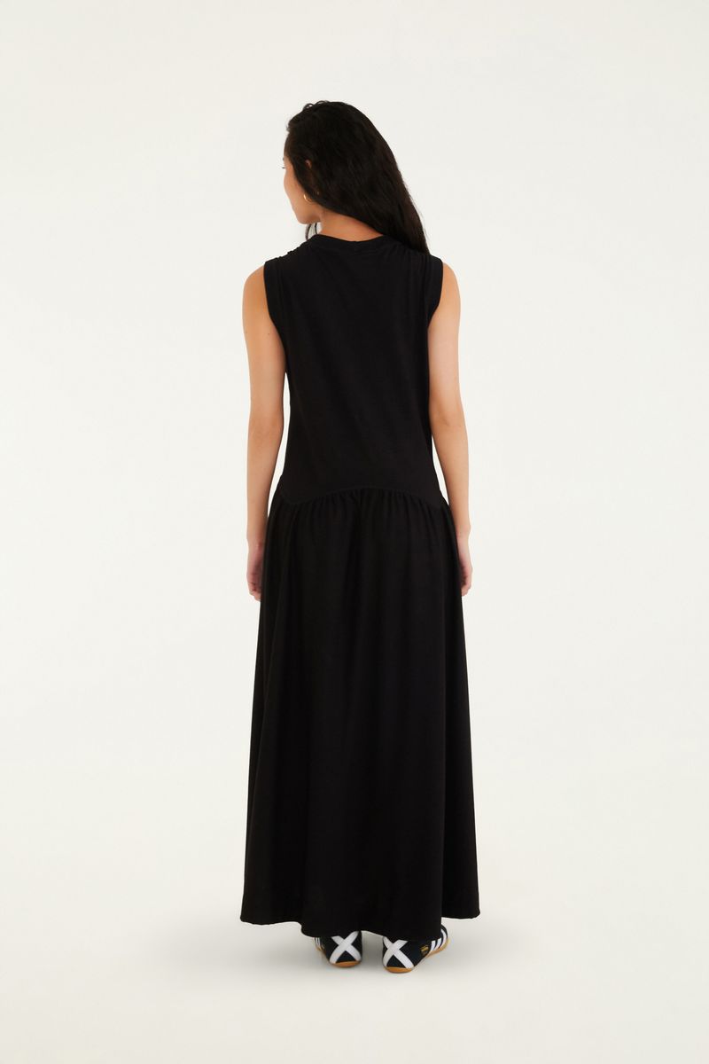 Vestido regata cropped negro visto desde atrás, con un diseño simple y sofisticado.