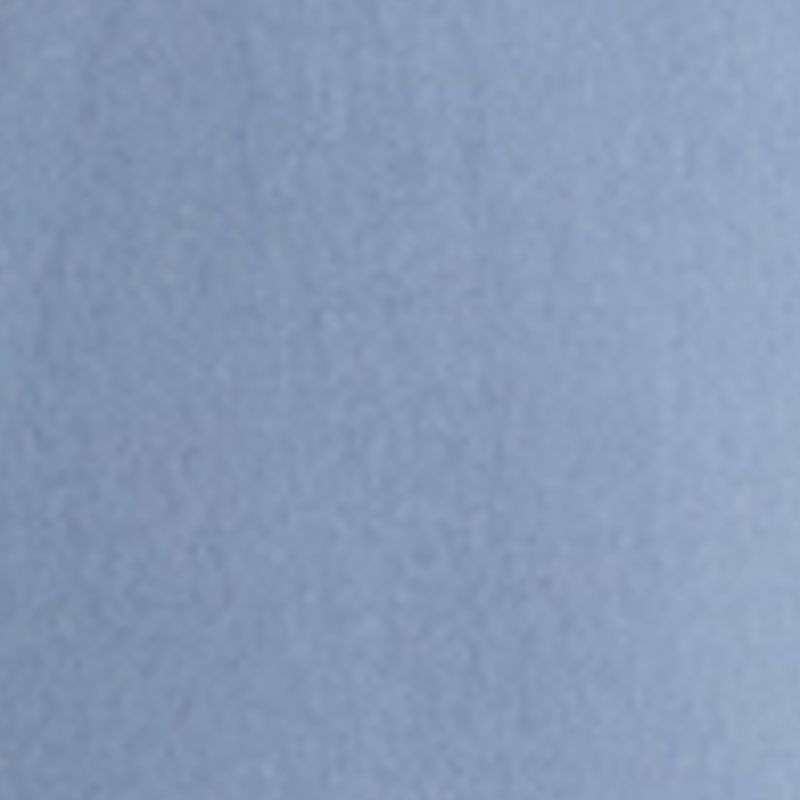 Detalle del tejido azul claro del vestido tipo camiseta cropped, resaltando su textura.