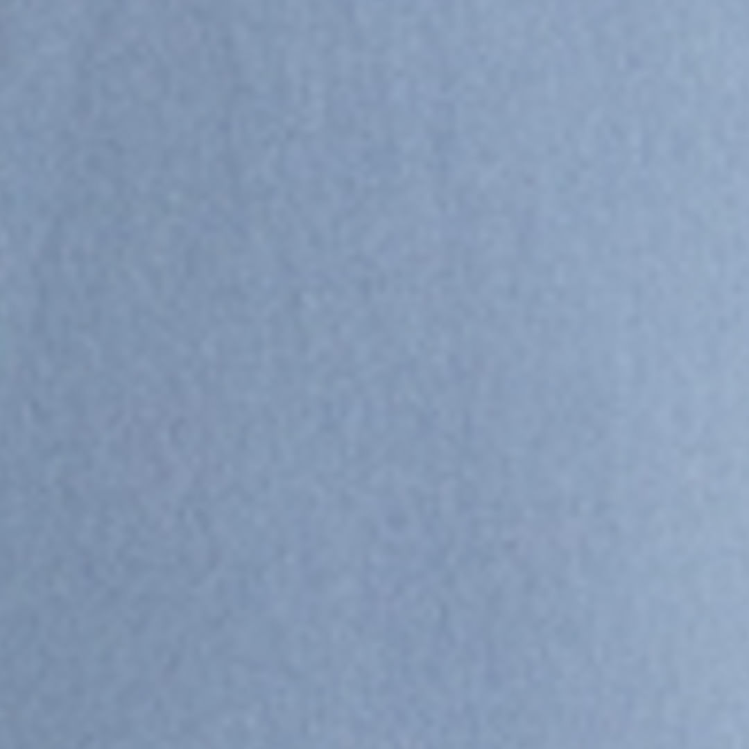 Detalle del tejido azul claro del vestido tipo camiseta cropped, resaltando su textura.