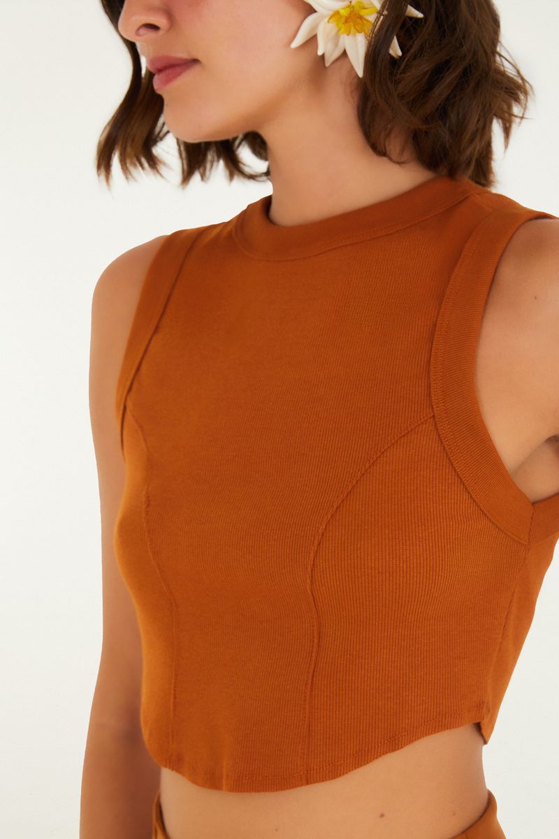 Blusa sin mangas rib con pespunte estilo corsé vista lateral.