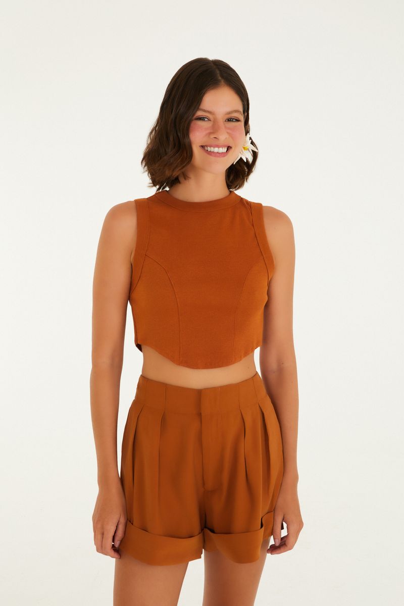 Blusa sin mangas rib con pespunte estilo corsé vista completa con shorts.