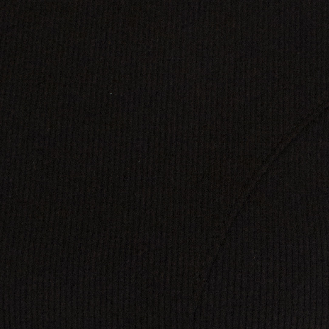Close-up del tejido de canalé negro con pespunte de la camiseta.