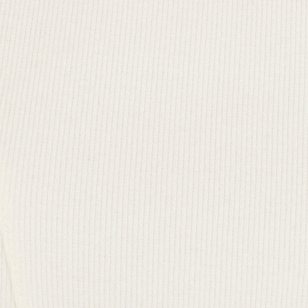 Detalle del tejido de la camisa blanca, resaltando la textura rib.