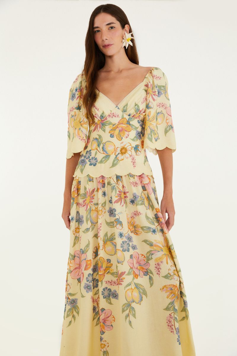 Detalle del vestido mostrando el estampado floral con flores y hojas coloridas.