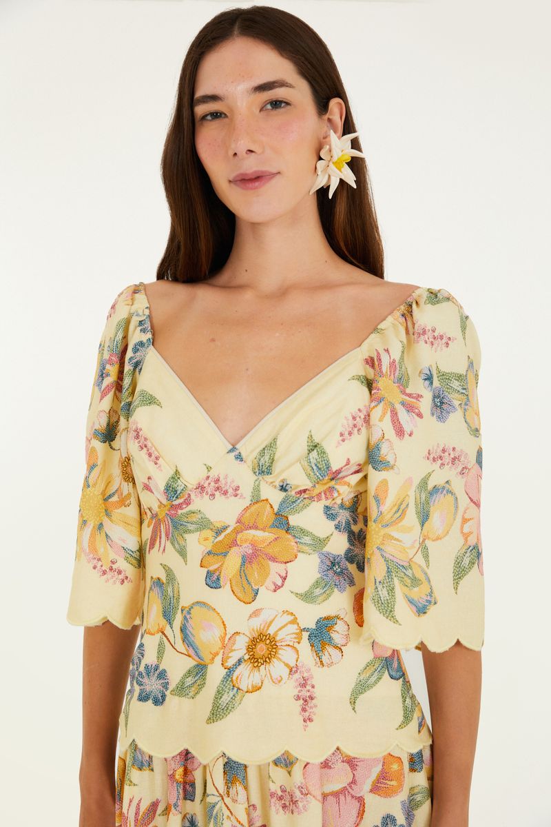 Vista trasera del vestido largo con estampado floral, escote en V en la espalda.