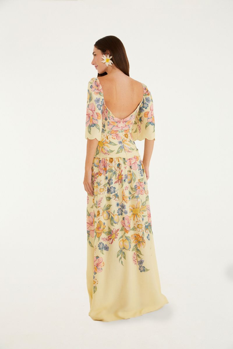 Acercamiento del escote en V del vestido con estampado floral.