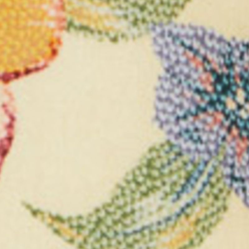 Detalle del estampado floral del vestido mostrando flores y hojas coloridas.
