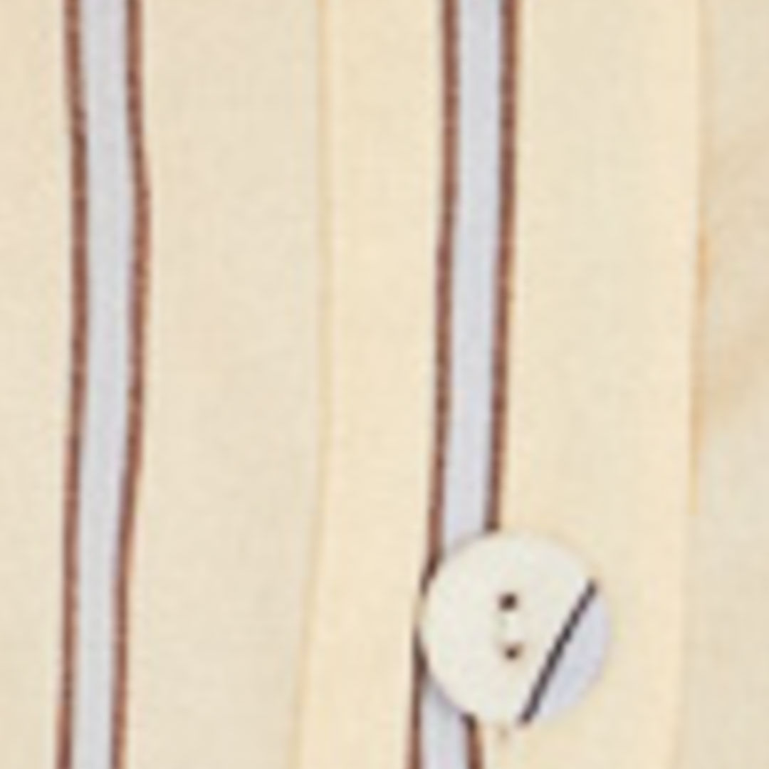 Detalle del estampado a rayas y botón de la camisa combinada.