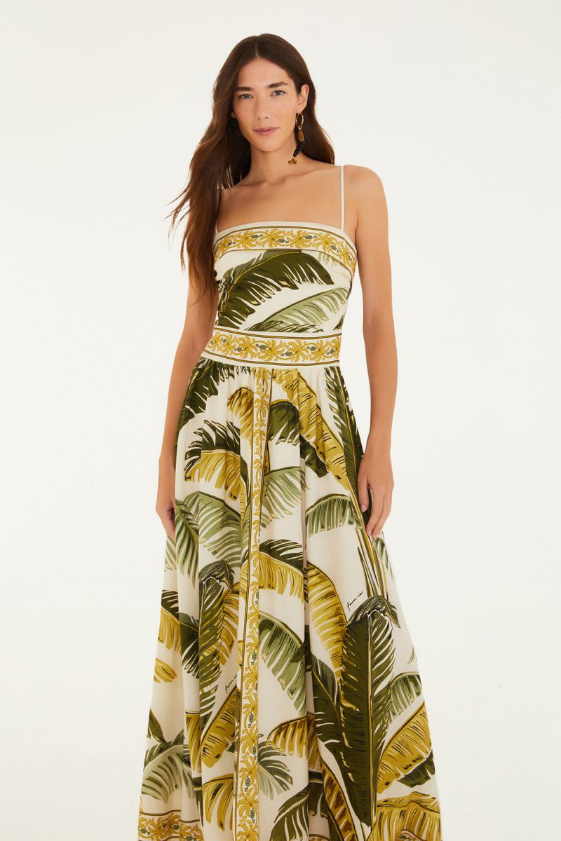 Vista frontal del vestido largo estampado con patrón tropical y detalles ornamentales.