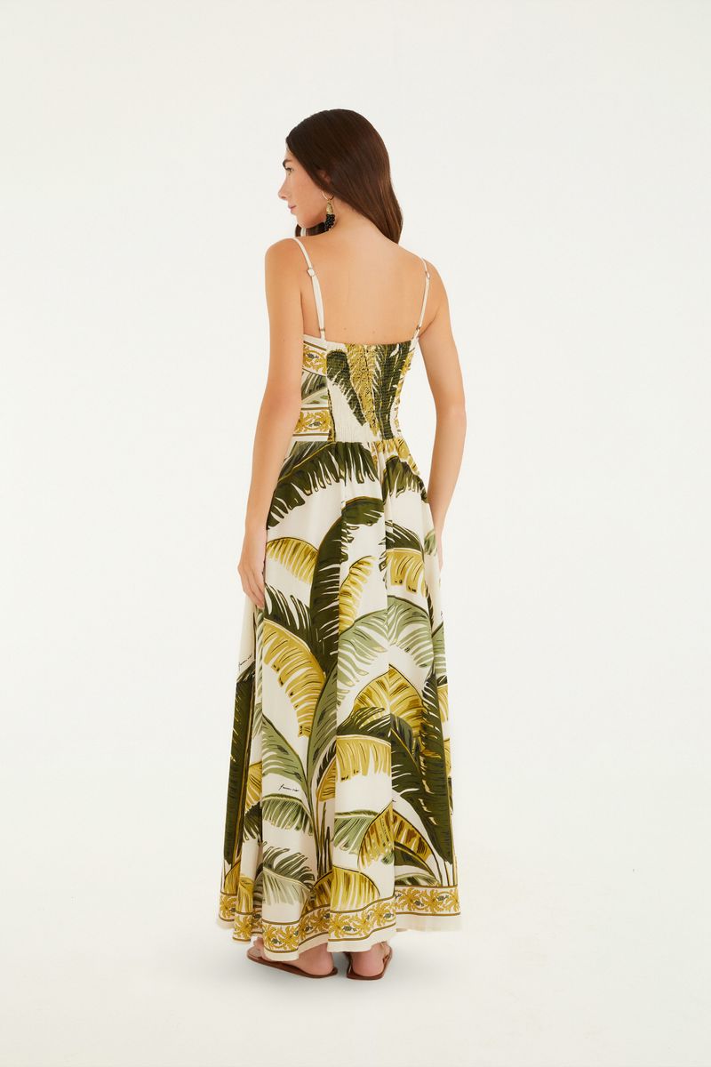 Vista trasera del vestido largo estampado con patrón tropical.