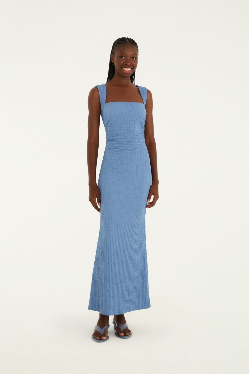 Vestido midi azul con tirantes torcidos, vista frontal.