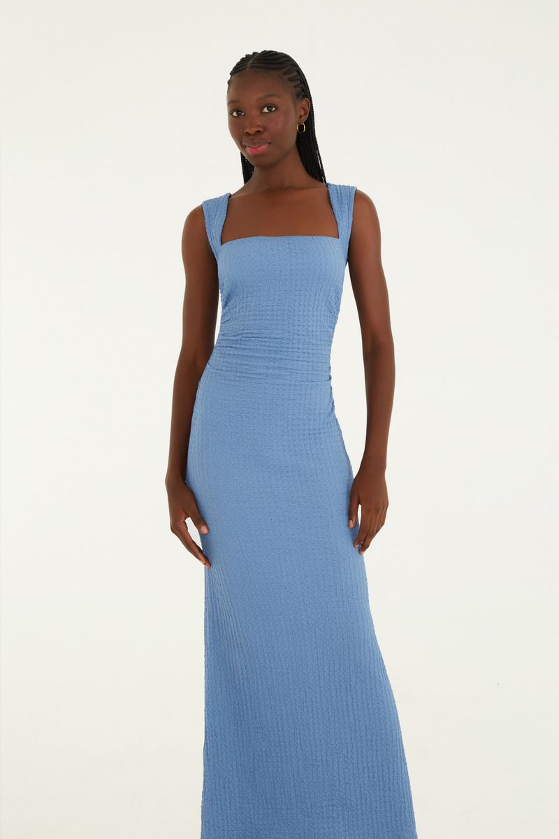Vestido midi azul con tirantes torcidos, vista lateral.