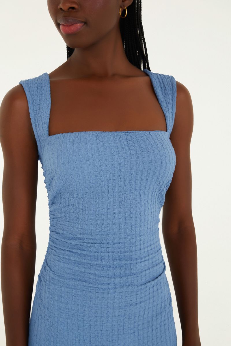 Vestido midi azul con tirantes torcidos, detalle del corsé.