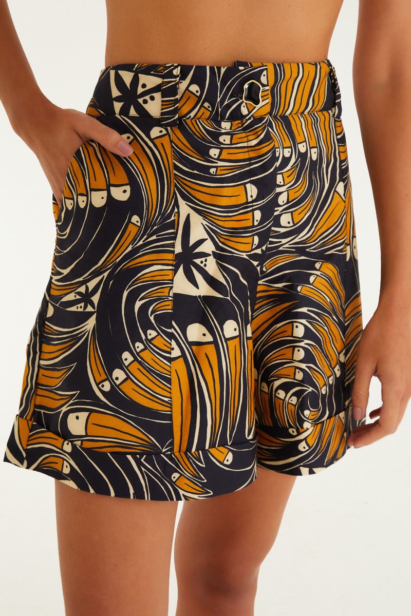 Acercamiento de la bermuda con diseño tropical de tucanes, mostrando detalles de la cintura y estampado.
