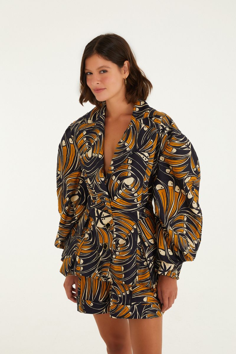 Vista trasera de la bermuda con diseño tropical de tucanes, destacando el ajuste y el estampado.
