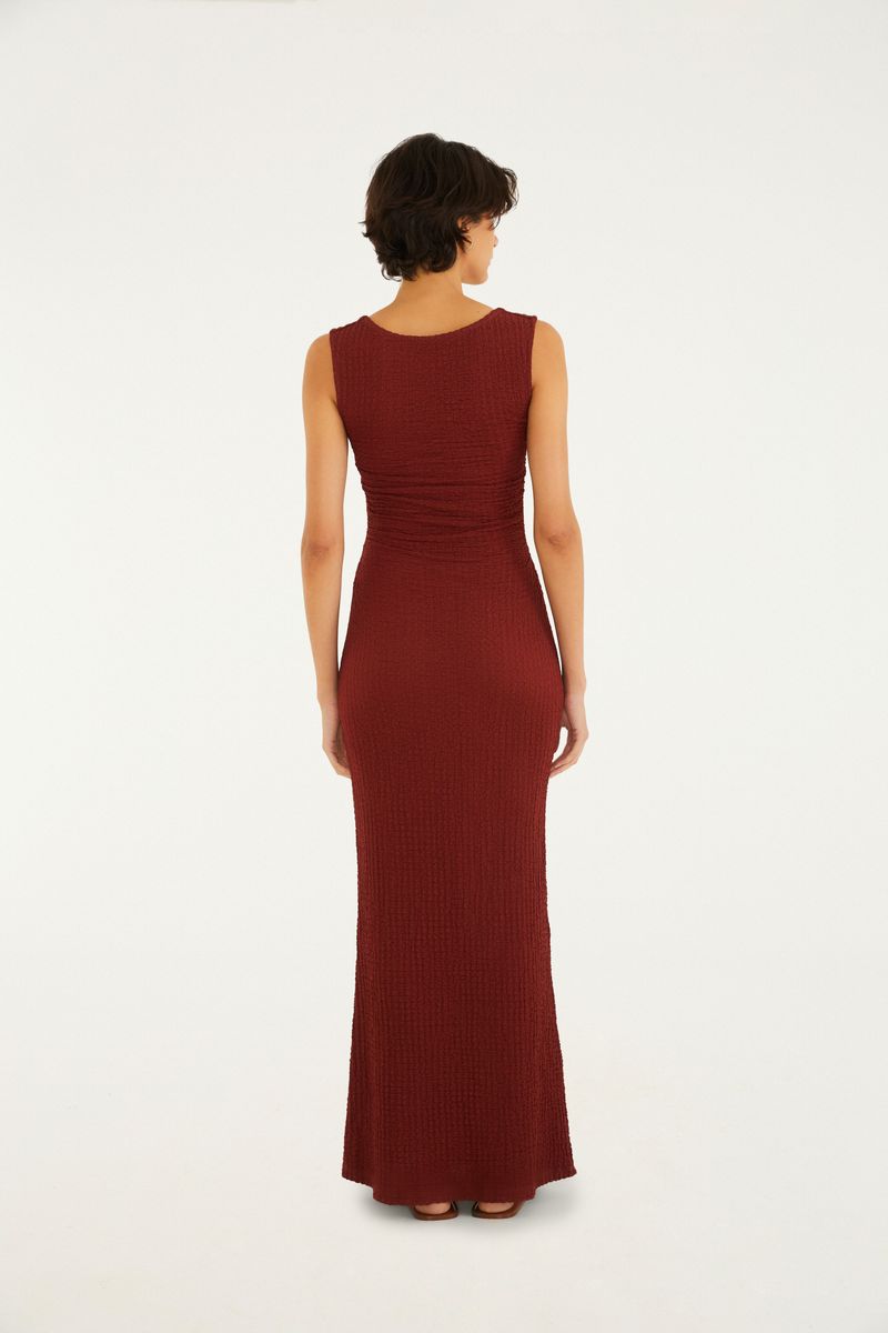 Imagen en close-up del tejido texturizado del vestido midi con tiranta torcida.