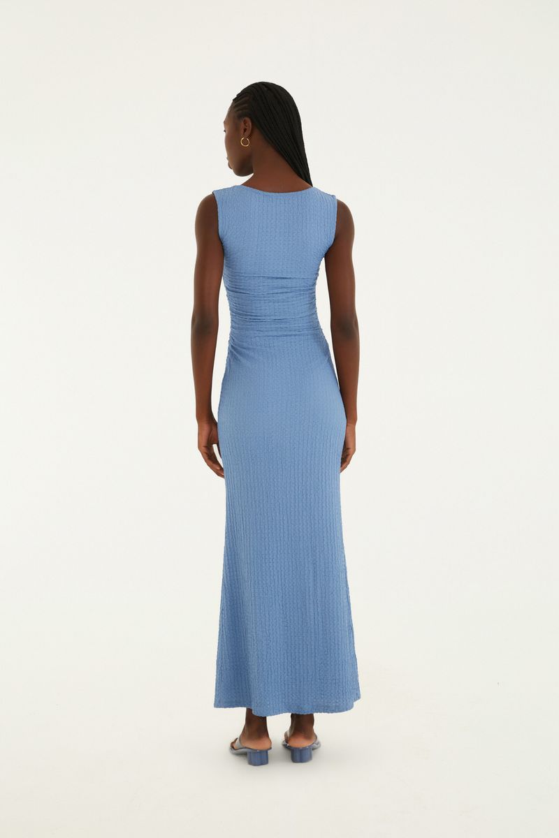 Vestido midi azul con tirantes torcidos, vista trasera.