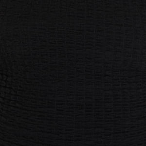 Acercamiento al tejido texturizado del vestido midi negro con tirantes torcidos, mostrando los detalles del material.
