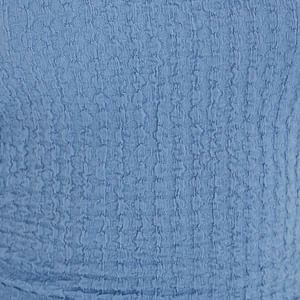 Vestido midi azul con tirantes torcidos, detalle de la tela texturizada.