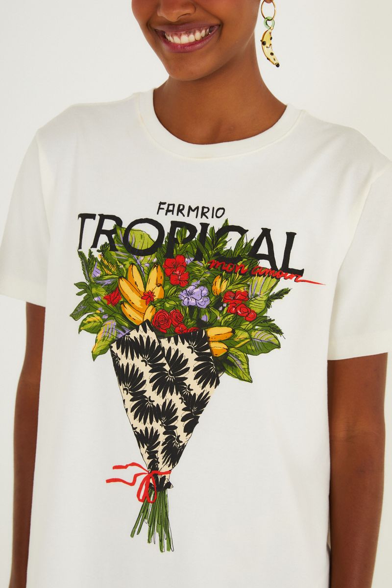 Acercamiento del escote y estampado tropical de la camiseta.