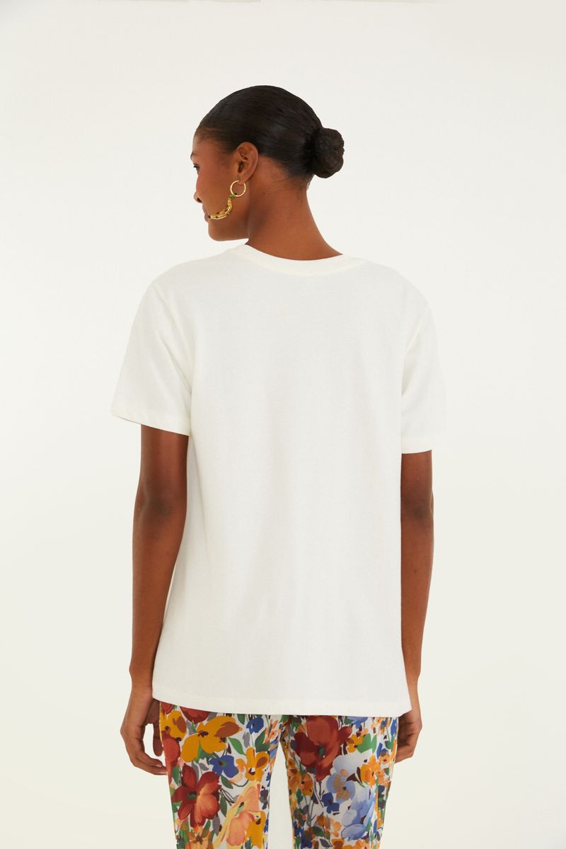 Vista trasera de una camiseta blanca con estampado tropical.
