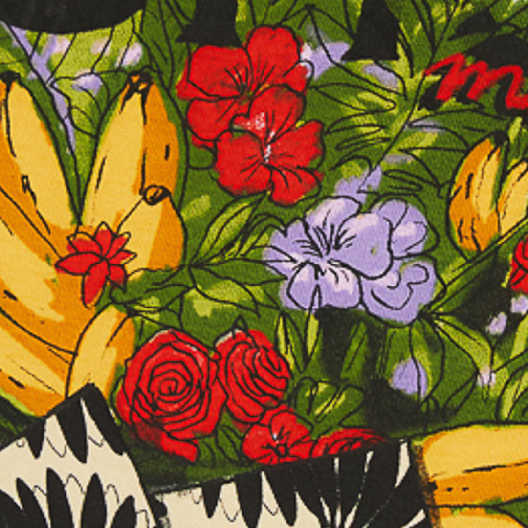 Detalle del estampado tropical con flores y frutas.