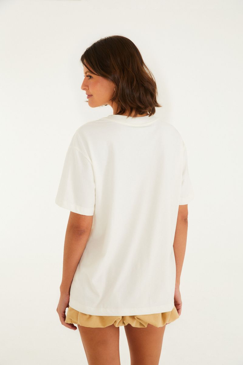 Vista trasera de la camiseta blanca mostrando el diseño simple sin estampado.