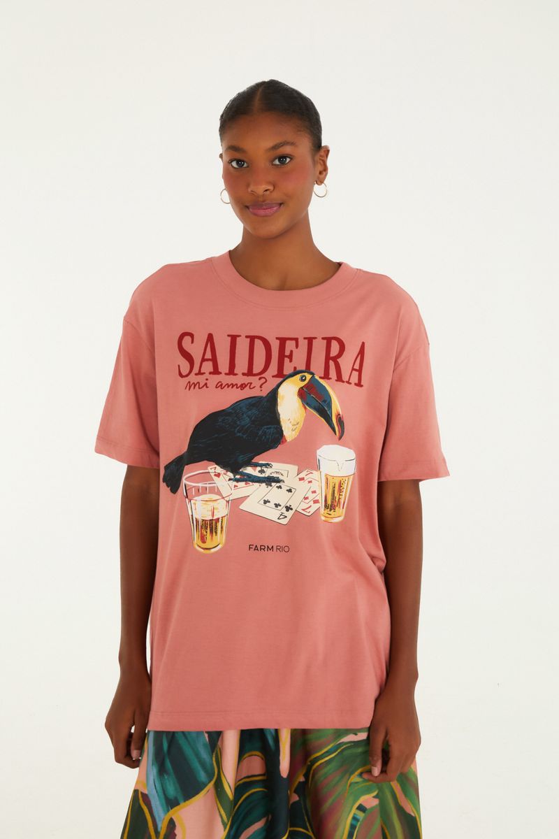 Camiseta rosa con estampado de tucán y elementos gráficos, vista frontal.